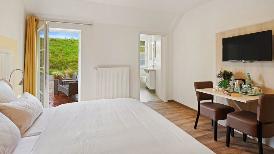 Bedroom 3, Hotel Deichinsel, Friesland