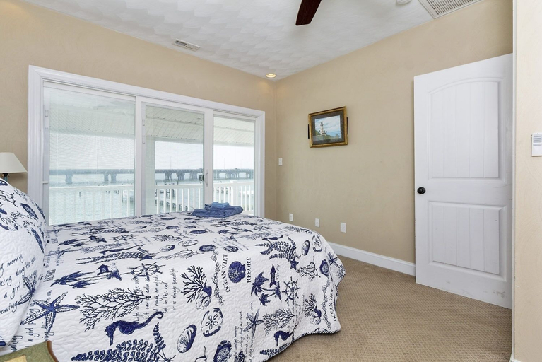 Room 4, Water Front Delight On The Bay 3 Bedroom Home by RedAwning, Norfolk