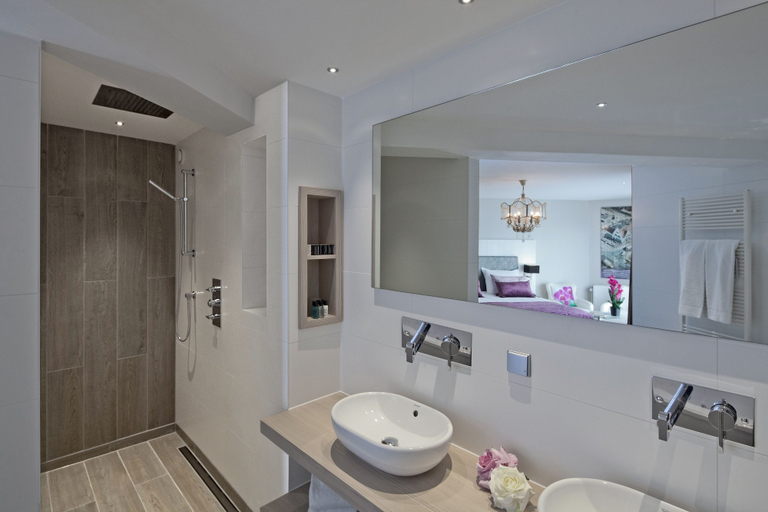Bathroom 3, Van der Valk Hotel Leiden, Leiden