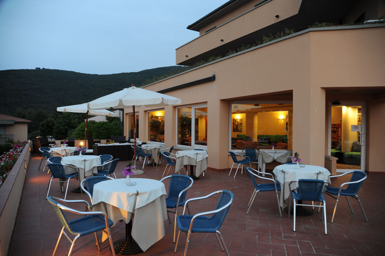 Outdoor dining, Isola Verde, Livorno
