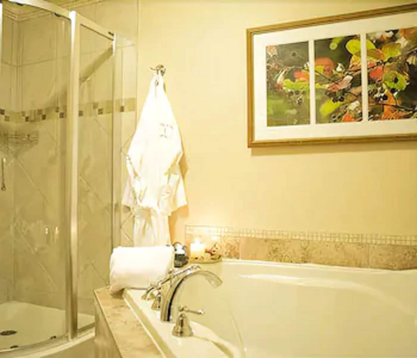 Bathroom 3, Relais St-Denis, Les Pays-d'en-Haut