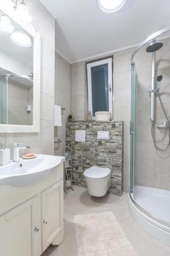 Bathroom 2, Apartments and Room Poesia, Split