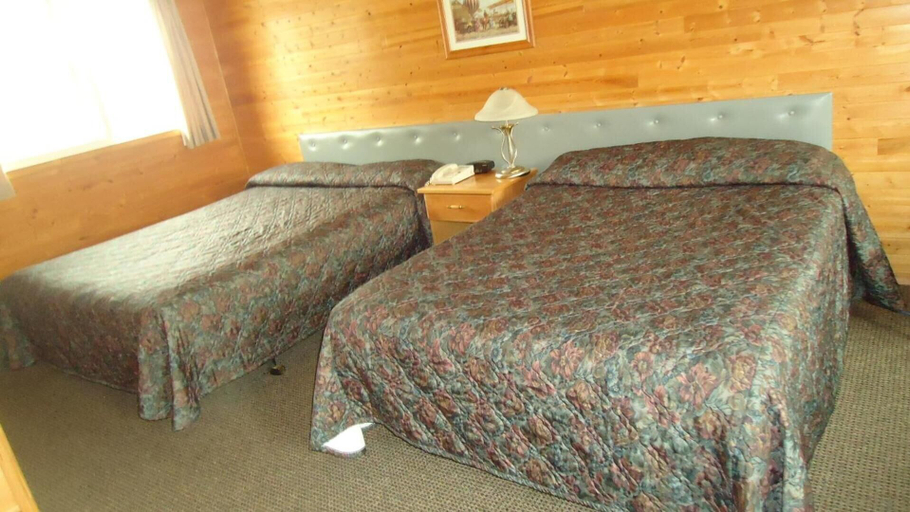 Bedroom 2, The Dreamland Motel, Division No. 7
