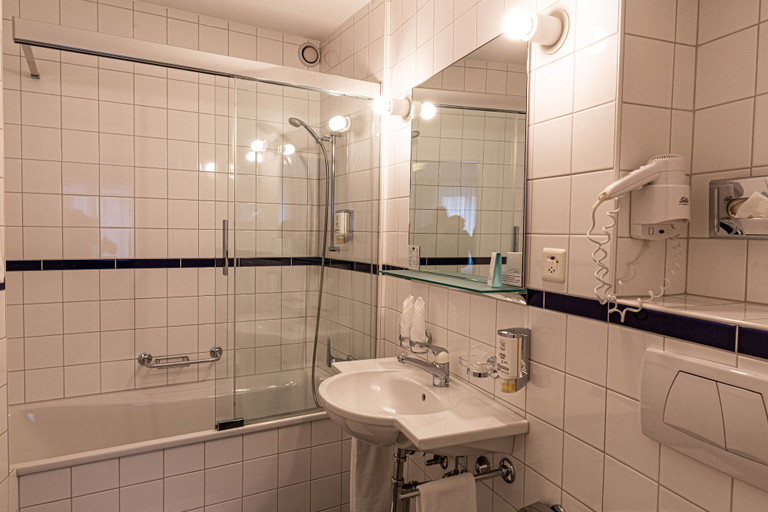 Bathroom 4, Hotel Kronenhof, Andelfingen