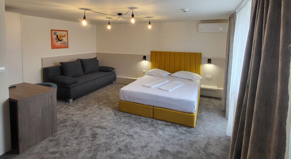 Room 2, XO Residence, Arad