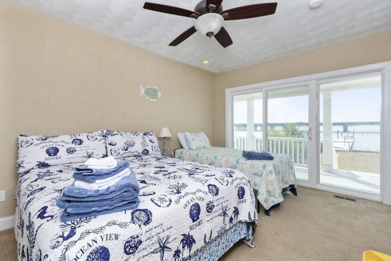 Room 5, Water Front Delight On The Bay 3 Bedroom Home by RedAwning, Norfolk