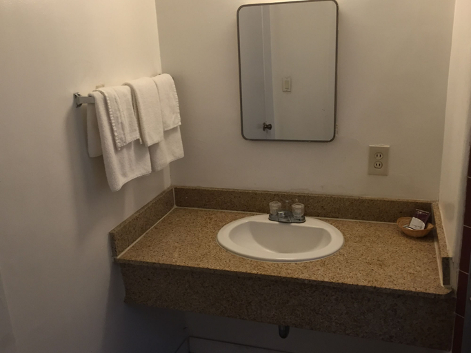 Bathroom 3, Western Sands Motel, Riverside