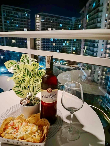 Food & Drinks 4, Aurora Oasis Suite by Sweet Serenity Lodging, Parañaque