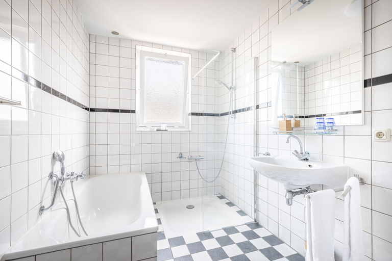 Bathroom 5, Hotel Nieuw Antiek, Helden
