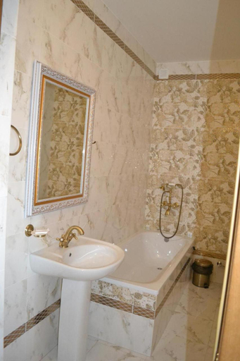 Bathroom 3, Tonal, Mukachivs'ka