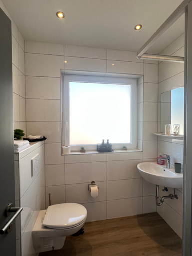 Bathroom 2, Maison Lounge, Aurich