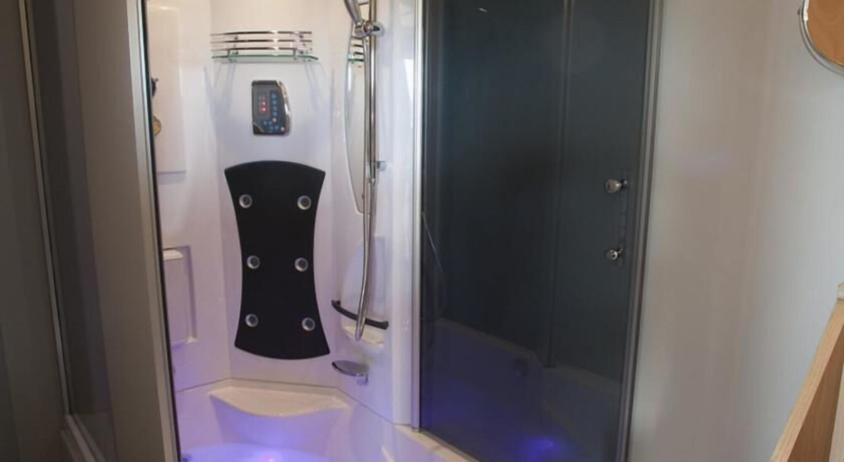 Bathroom 3, Hotel Chamdor, West-Vlaanderen