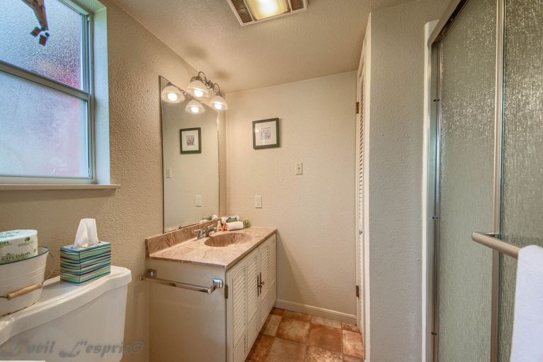 Bathroom 2, Red Barn Rr9122rb 5 Bedroom Home by RedAwning, Comal