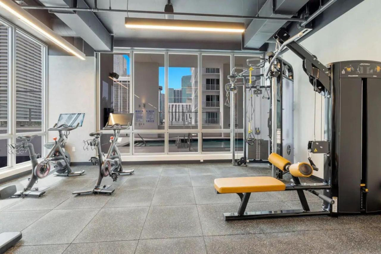 Others 4, Modern Studio Downtown with Pool and Gym, Miami-Dade
