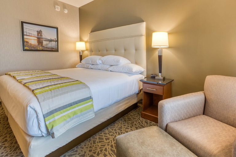 Bedroom 3, Drury Inn & Suites Cincinnati Northeast Mason, Warren