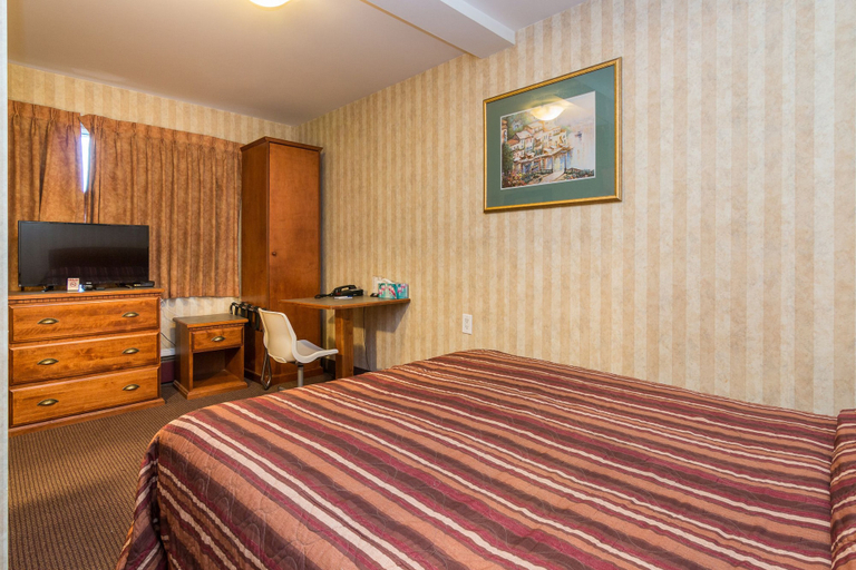 Bedroom 3, Chinook Value Inn, Division No. 6