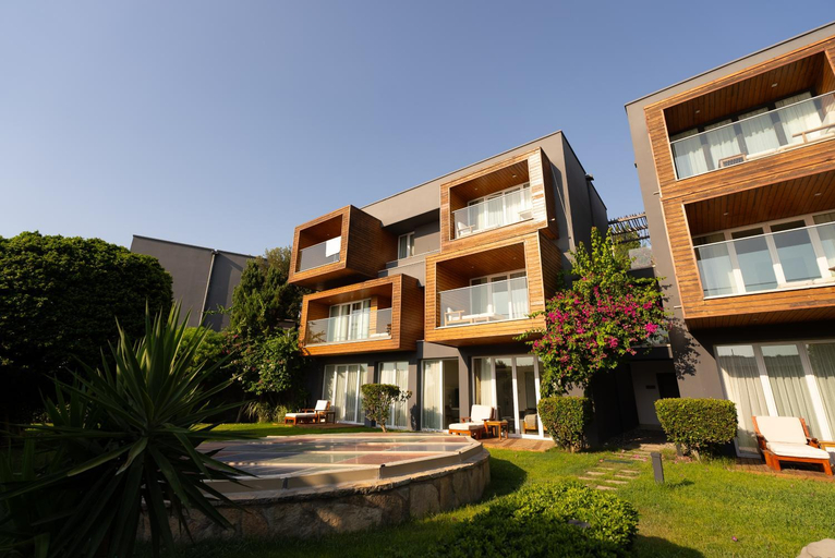Exterior & Views