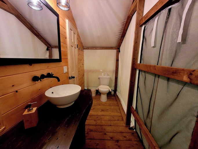 Bathroom 4, Dwight Riverside Inn, Muskoka