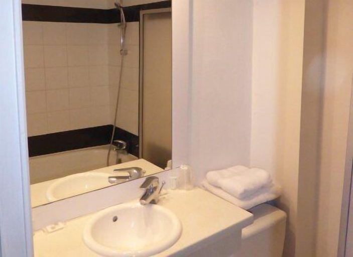 Bathroom, Hôtel la Poularde, Saône-et-Loire