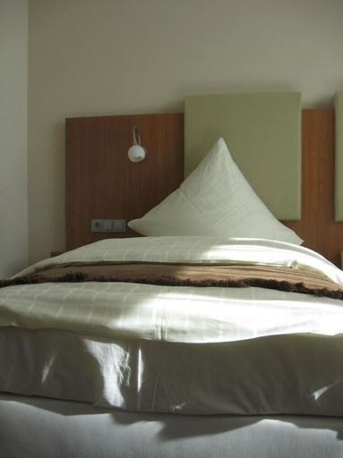 Bedroom 2, Qualitel Hotel Hilpoltstein, Roth