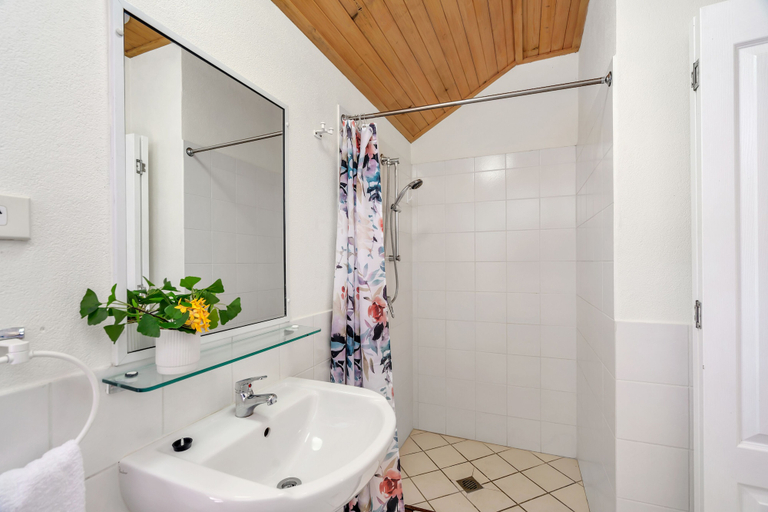 Bathroom 5, Mission Beach Shores, Cardwell