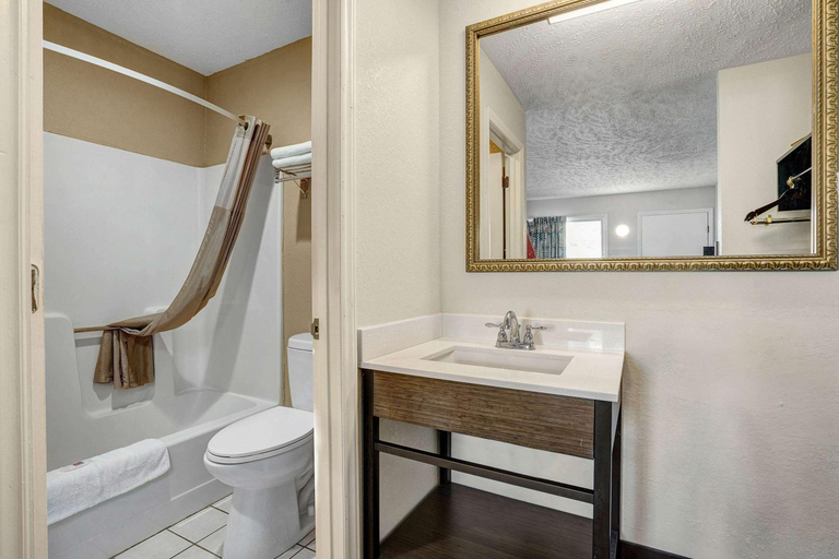Bathroom 4, モーテル 6 ヒルズビル、バージニア, Carroll