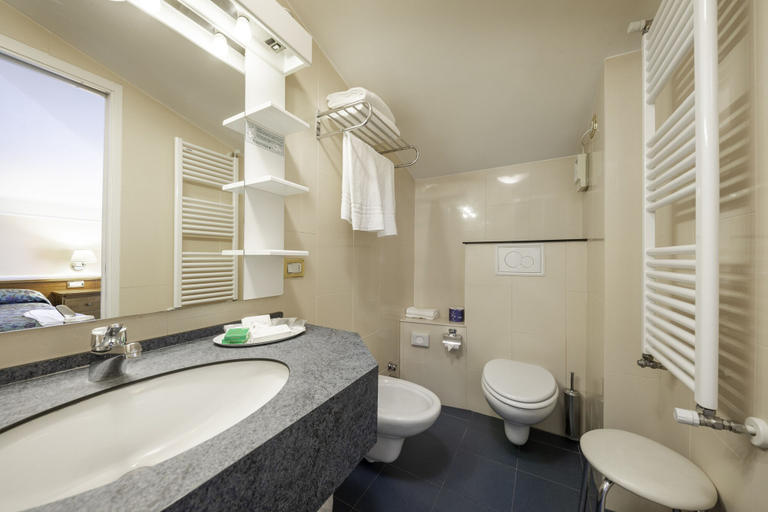 Bathroom 4, Hotel Elena, Aosta
