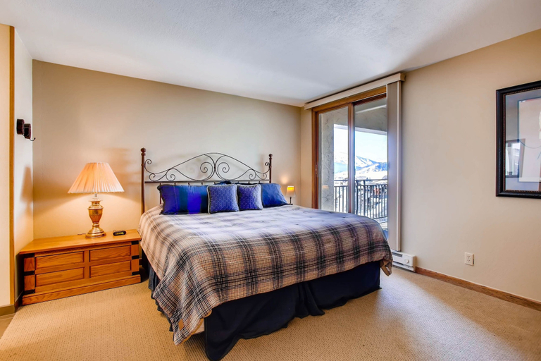 Room 4, 2 Br With Open Floor Plan & Updated Kitchen 2 Bedroom Condo - No Cleaning Fee! by RedAwning, Gunnison