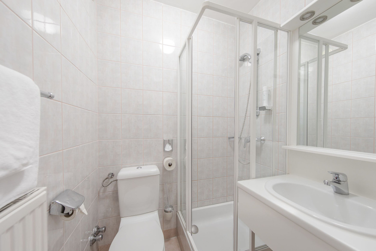 Bathroom 5, Kern Buam, Graz