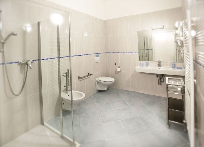Bathroom 3, Goethe, Verona