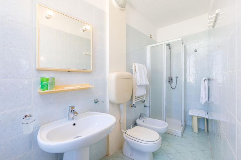 Bathroom 3, Hotel Nuova Aurora, Venezia