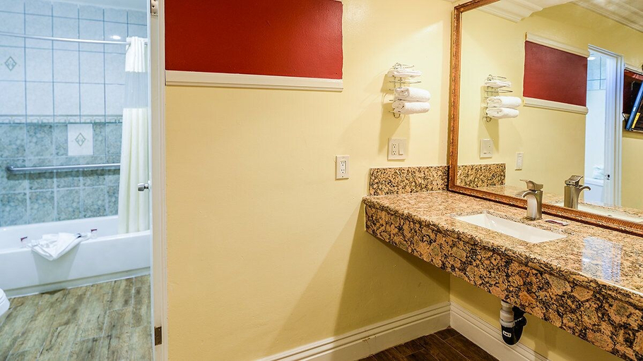 Bathroom 4, Aqua Venture Inn, Los Angeles