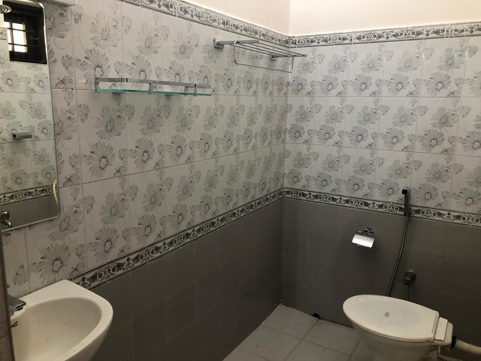 Bathroom, Discover Charly's Holiday Villa in urban Edapally, Ernakulam