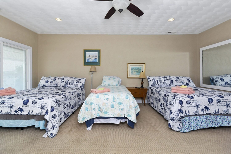 Room 3, Water Front Delight On The Bay 3 Bedroom Home by RedAwning, Norfolk