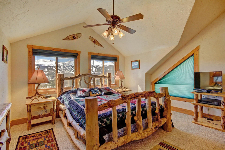 Room 5, Barton  4 Bedroom Home by RedAwning, Summit