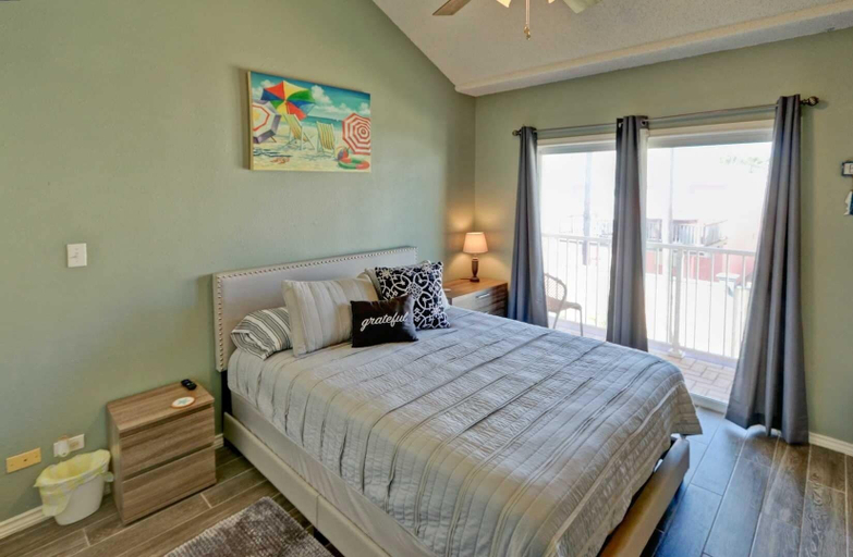 Room 4, Dolphin 23 2 Bedroom Condo by RedAwning, Cameron