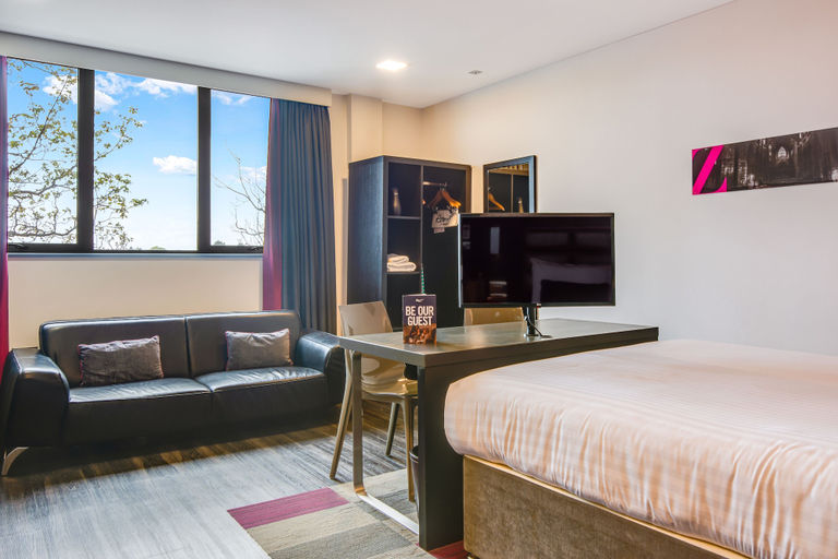 Bedroom 3, Roomzzz Chester City, Cheshire West and Chester