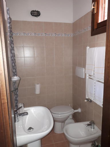 Bathroom 3, AGRITURISMO LA VALLE DEI BRONZETTI, Perugia