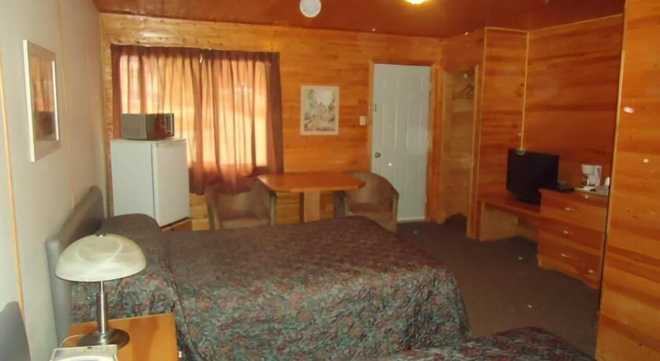 Bedroom 2, The Dreamland Motel, Division No. 7