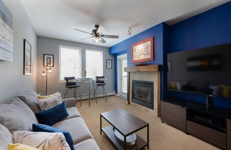 Living room, Fraser Crossing/Founders Pointe, Condo - 1 Bedroom w/Kitchenette Premium Unit 4466, Grand