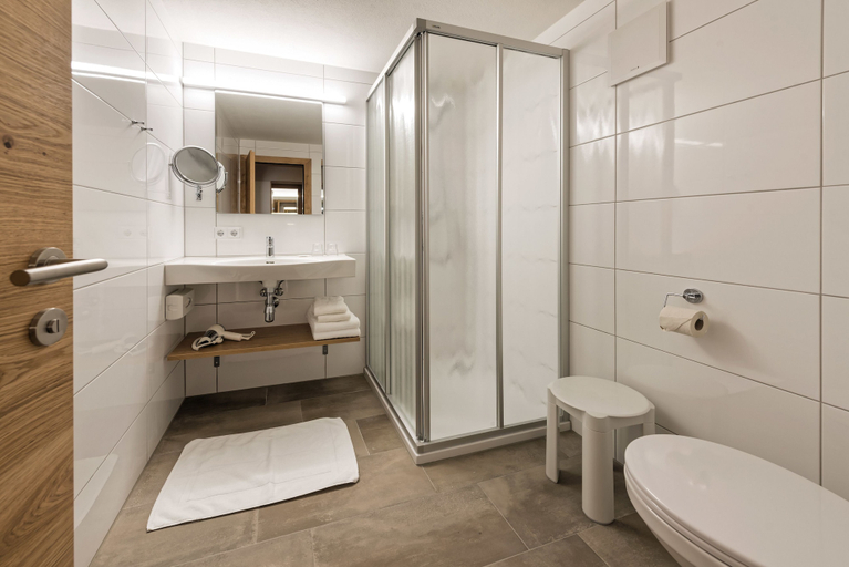 Bathroom 4, Hotel Alpenfeuer Montafon, Bludenz
