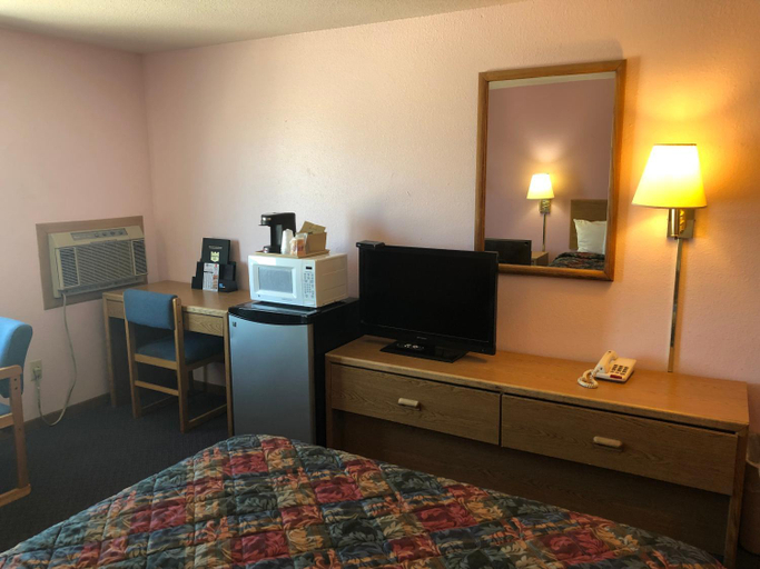 Bedroom 3, Executive Inn, McPherson