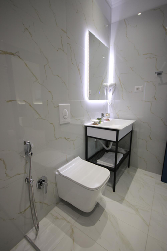 Bathroom 2, Bay View Hotel, Vlorës