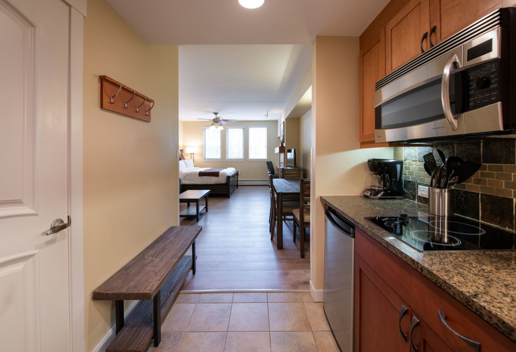 Private kitchen 4, Modern Ski Studio Apartment with In-Room Fireplace - Fraser Crossing/Founders Pointe Premium-Rated 4443, Grand