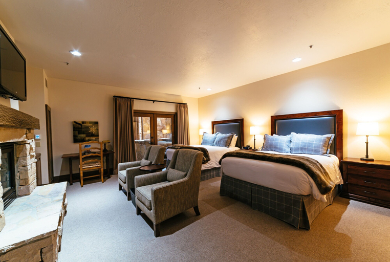 Bedroom 5, Deluxe Two Queen Room Hotel Room by RedAwning, Summit