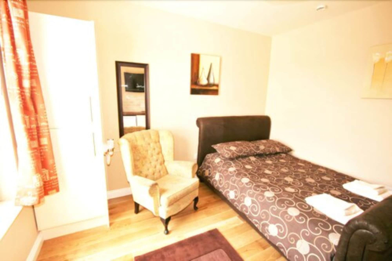 Room 4, Central Studios Gloucester Road by Rooms Booked - Free Parking, Gloucestershire