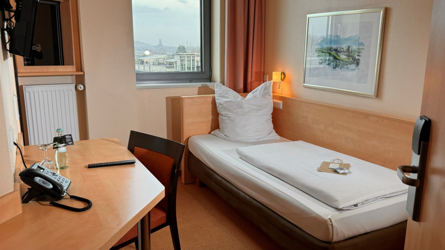 Bedroom 3, Hotel Rhein-Ruhr Bottrop Hauptbahnhof by Mayburgh, Bottrop