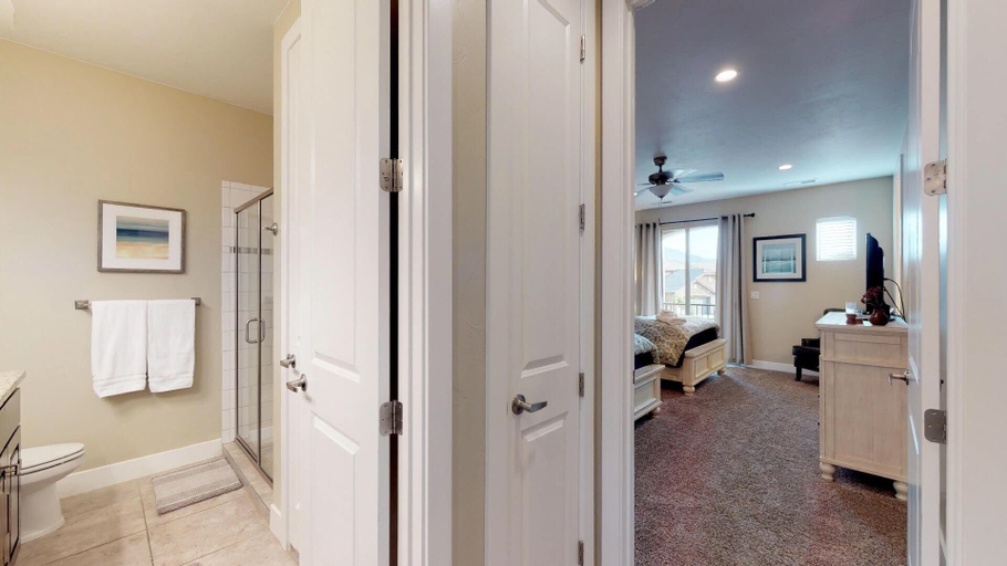 Room 5, Desert Paradise Getaway 3 Bedroom Apts by RedAwning, Washington