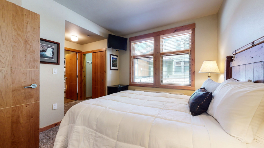 Room 3, Solstice 11 Amazing Location on Golf Course, Heated Garage, Private Washer Dryer by RedAwning, Mono