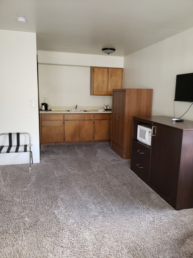 Private kitchen, White Pine Motel, Clearwater